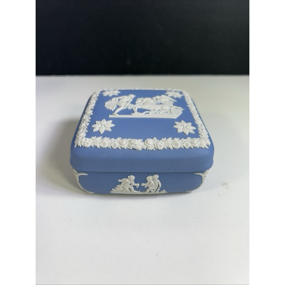 Wedgwood Blue Jasperware Keepsake Box Greek Chariot Cherubs England - Picture 7 of 8